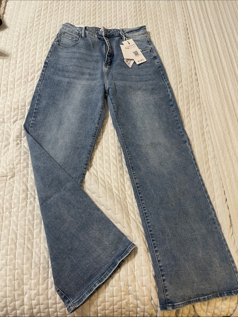 Light Wash Wide-Leg Women’s Jeans - Flared Hem